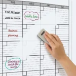 Pizarra blanca cuadriculada de planificación y horarios