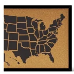 Tablero de anuncios de corcho con mapa de EE. UU. y marco negro