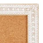 Tablero de corcho con marco blanco decorativo estilo encaje