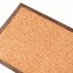 Tablero de avisos de corcho con marco en tono madera oscura