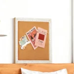 Tablero de corcho con marco blanco decorativo estilo encaje