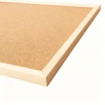 Tablero de anuncios de corcho con marco de madera clara