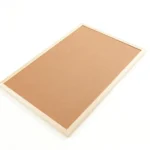 Tablero de anuncios de corcho con marco de madera clara