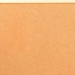 Tablero de anuncios de corcho con marco de madera clara