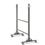 Soporte con ruedas para pizarra gris con base triangular