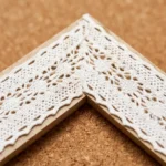 Tablero de corcho con marco blanco decorativo estilo encaje