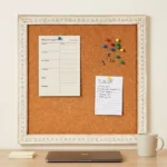 Tablero de corcho con marco blanco decorativo estilo encaje