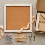 Tablero de corcho con marco blanco decorativo estilo encaje