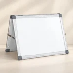 Caballete de escritorio con pizarra blanca y marco plateado – vista 3