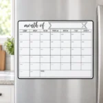 Calendario mensual magnético con encabezado caligráfico – vista 3