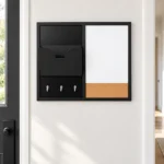 Organizador de pared negro con pizarra blanca, tira de corcho y ganchos – vista 3