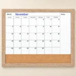 Calendario mensual con marco de madera natural y tira de corcho – vista 3