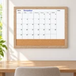 Calendario mensual con marco de madera natural y tira de corcho – vista 4