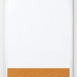Pizarra blanca con marco plateado y tira de corcho – vista 3